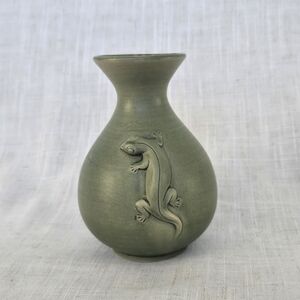 Smithsonian Institution Green Ceramic Vase w Lizard 5.25" Tall by 3.5" Wide